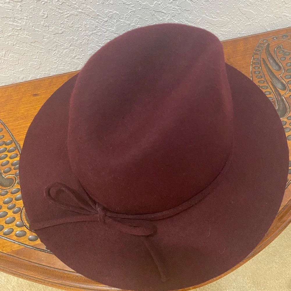 Banana Republic Hat, 100% Wool,‎ Size: S/M, Burgundy